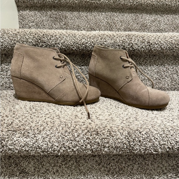 Toms wedge heels. Tan. Size 7. Good condition. - Picture 3 of 4